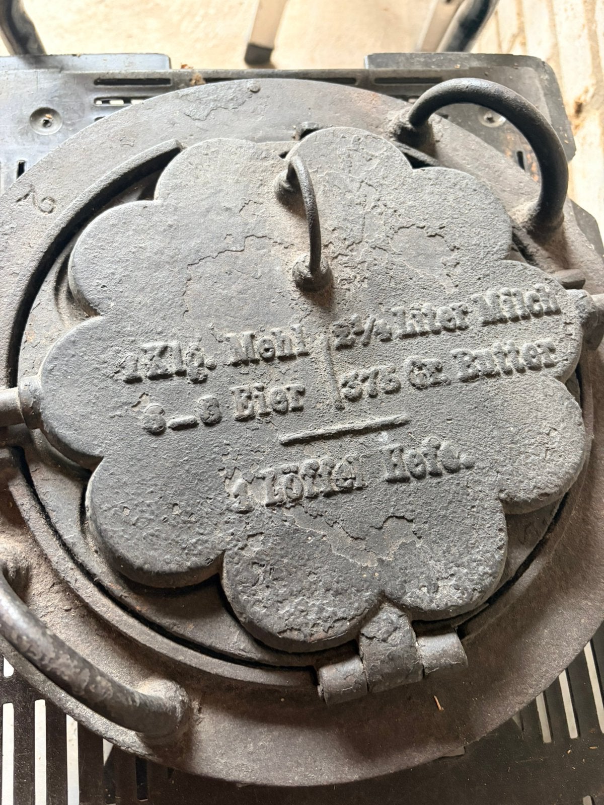 Antiek wafelijzer, Ophalen