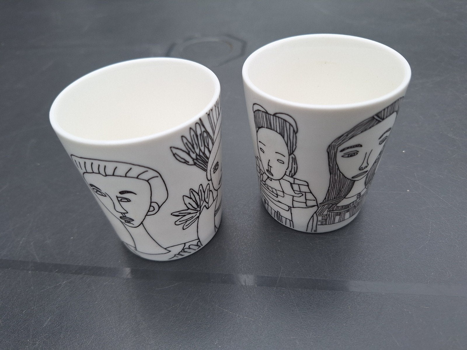 2 mokken Michel de la Porte Portretten Ø7cm. Hoogte 8cm, Overige merken, Keramiek, Zo goed als nieuw, Modern