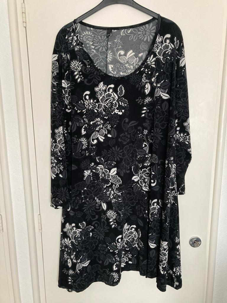 Jurk Yoek XXL (54/56) - Zwart met bloemenprint, Kleding | Dames, Ophalen of Verzenden, Zo goed als nieuw