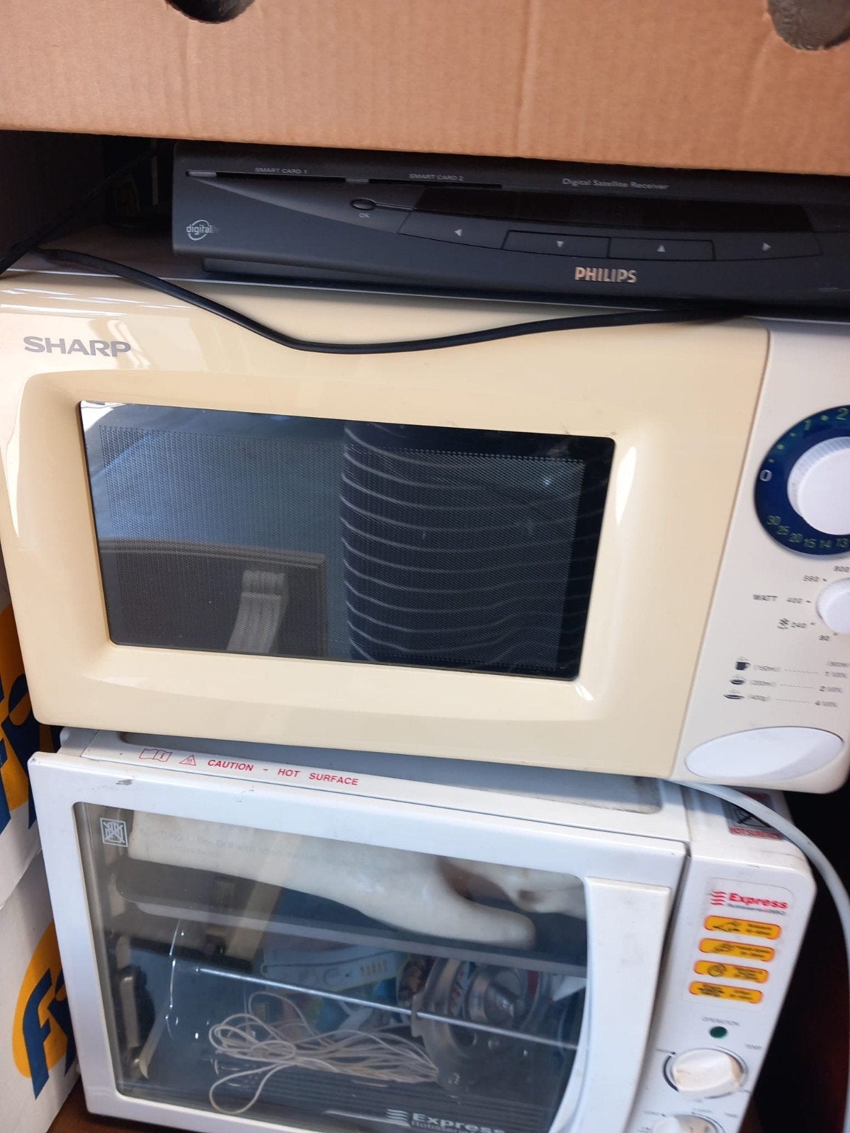 Sharp Magnetron - Crèmekleurig en Functioneel, Ophalen