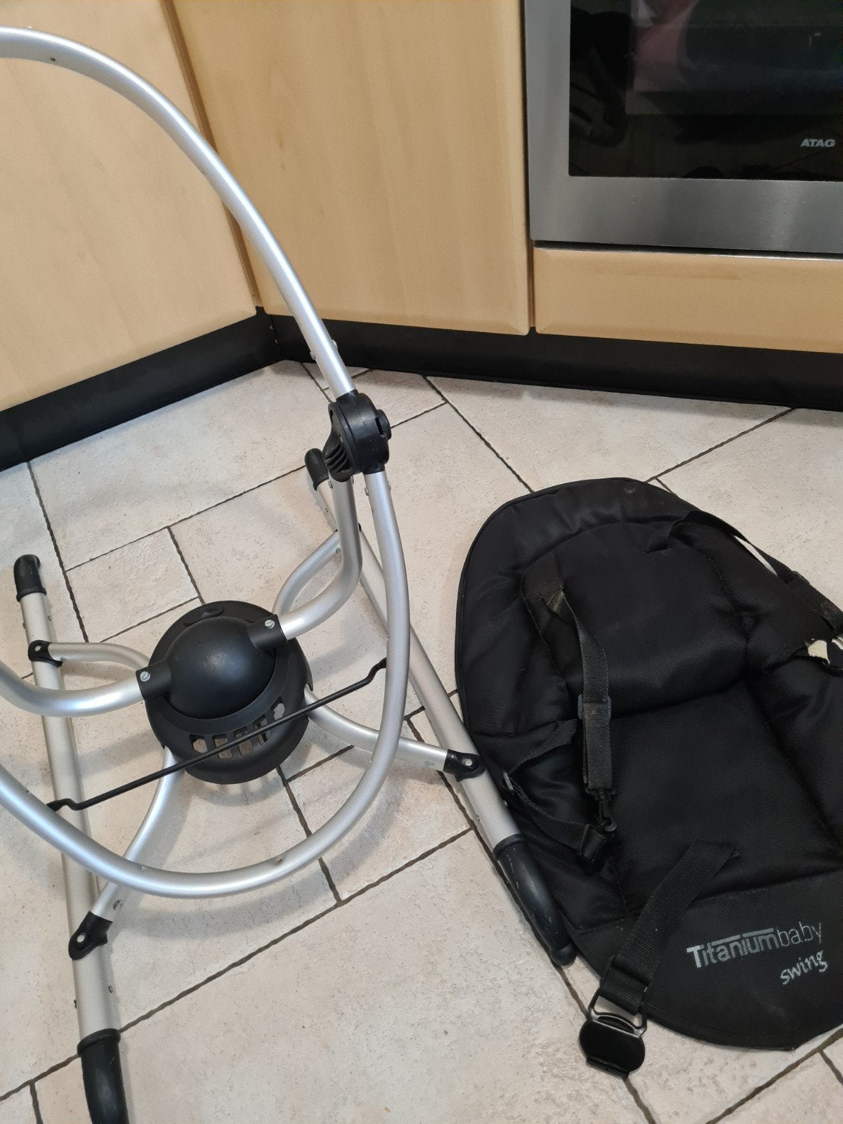 Titaniumbaby Swing - Schommel/wipstoeltje voor baby's, Ophalen, Zo goed als nieuw