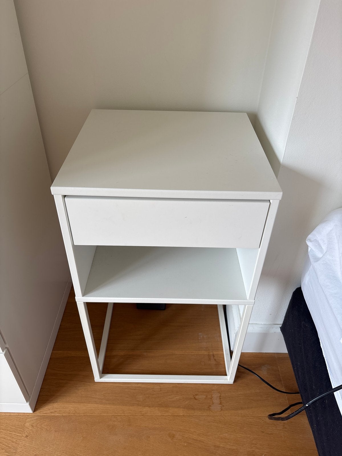 Wit nachtkastje Vikhammet van IKEA met lade en open vak, Ophalen, Gebruikt, Minder dan 45 cm, 55 tot 70 cm