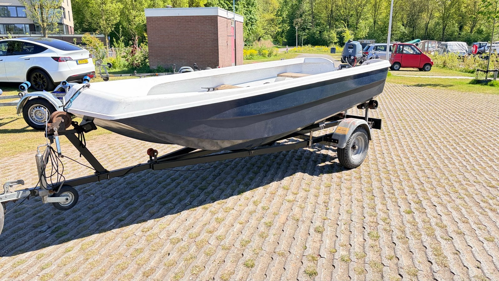 Boot met w-bodem en trailer (zonder motor), Watersport en Boten, Ophalen of Verzenden, Gebruikt, Buitenboordmotor
