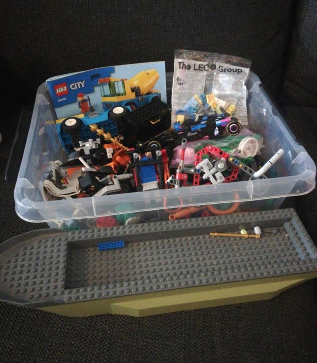 Grote krat vol diverse LEGO onderdelen en boot, Lego, Ophalen of Verzenden, Zo goed als nieuw, Inclusief minifiguren