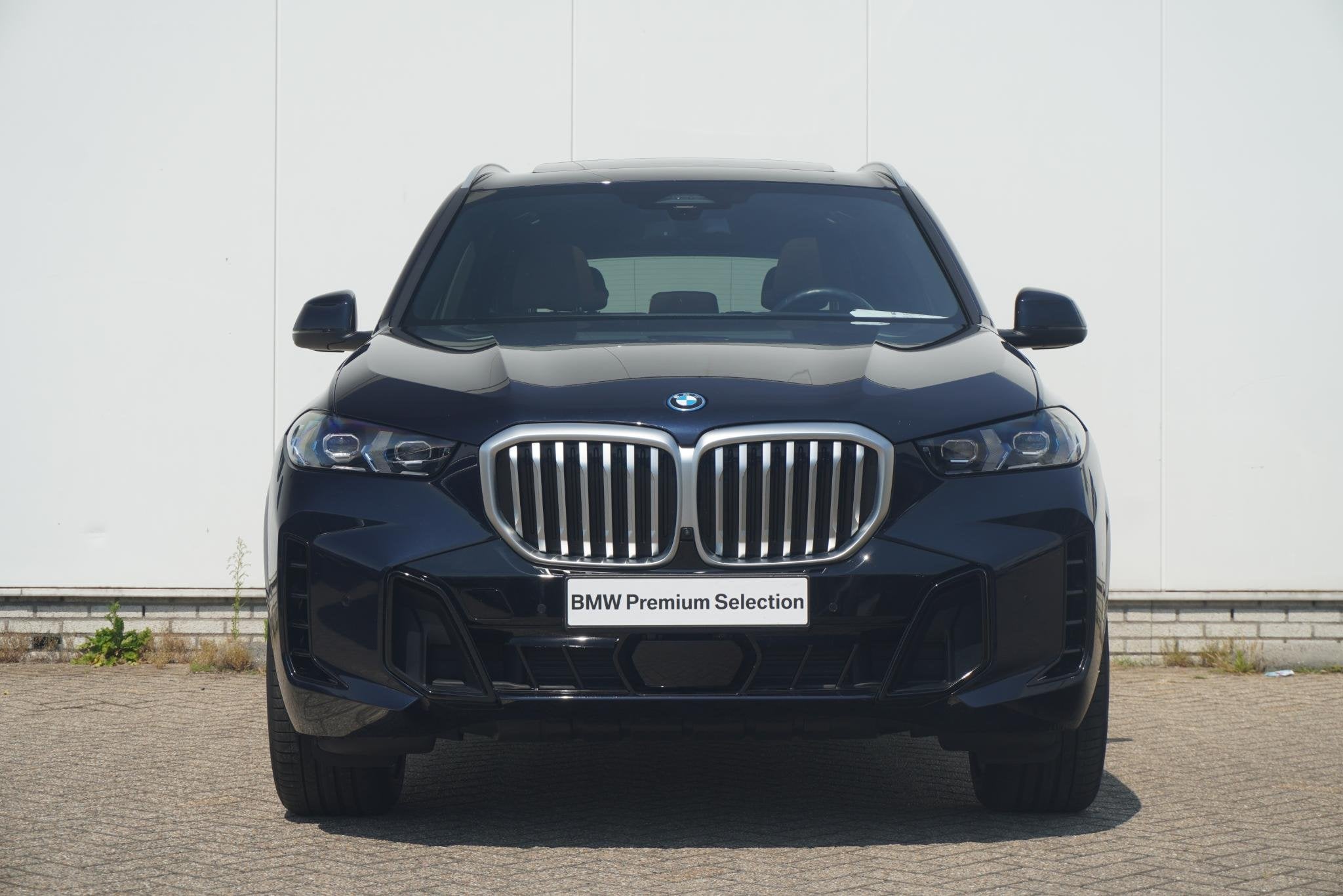 BMW X5 xDrive50e M Sport | Trekhaak | Panoramadak | Comforts, Gebruikt, 2395 kg, Met garantie (alle), Zwart