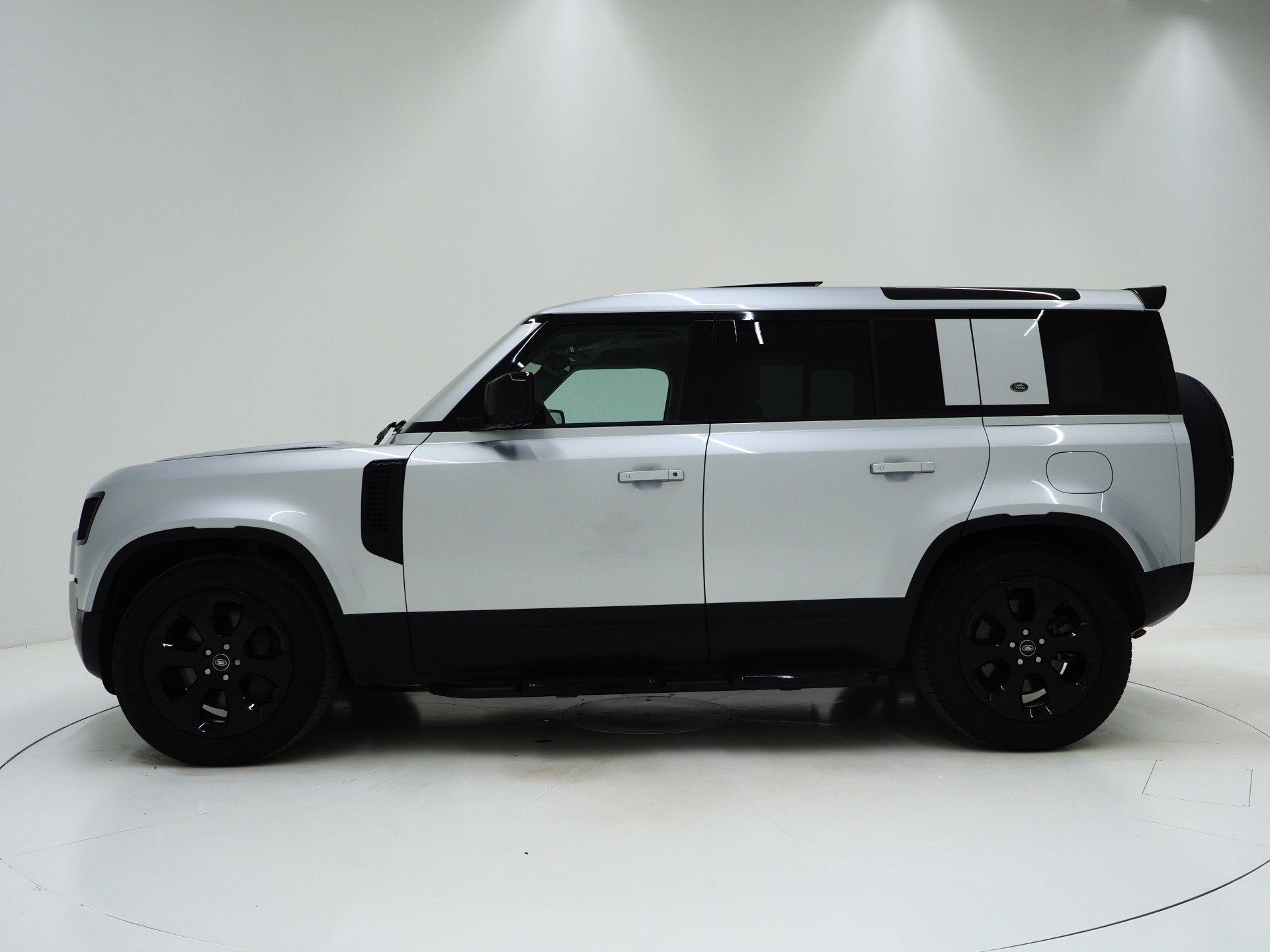 Land Rover Defender 110 2.0 P400e 110 | Panoramadak | Honeyc, Automaat, 404 pk, Gebruikt, Zwart