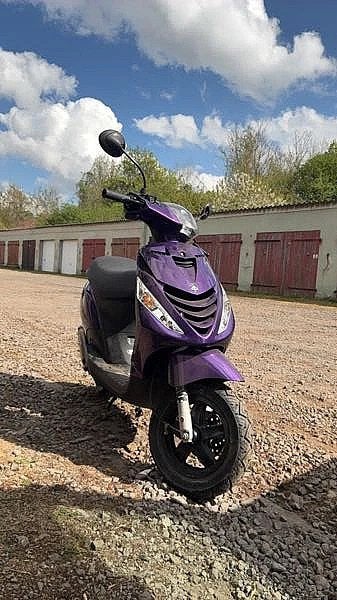 GEZOCHT! 2takt scooter 50-70cc. Ruil voor horloge. Kom chat, Fietsen en Brommers, Scooters | Peugeot, Ophalen of Verzenden, Zo goed als nieuw