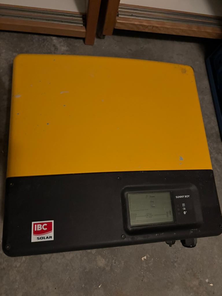 Omvormer met 14 zonnepanelen en beugels voor plat dak., Doe-het-zelf en Verbouw, Zonnepanelen en Toebehoren, Ophalen, Gebruikt