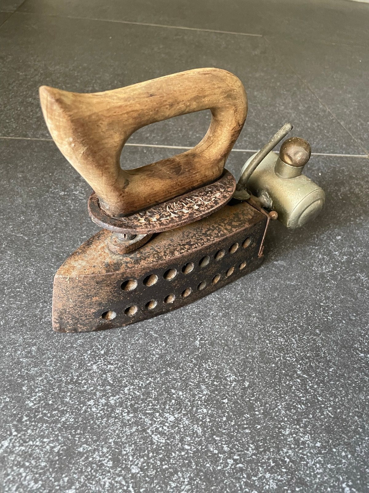 Antiek strijkijzer met houten handvat en brander, Antiek en Kunst, Ophalen of Verzenden