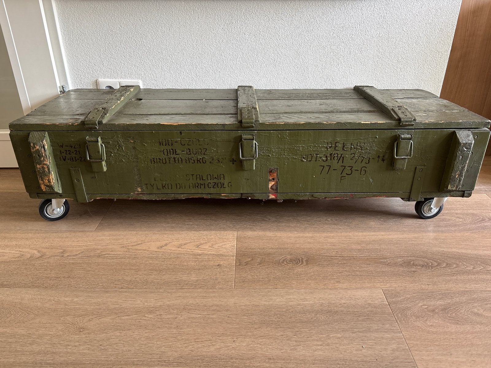 Vintage Legerkist op Wielen - Unieke Salontafel/Opbergkist, Huis en Inrichting, Woonaccessoires | Kisten, Ophalen, 100 tot 150 cm