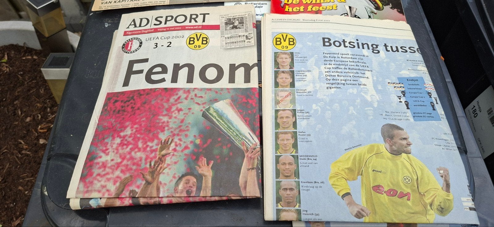 Feyenoord Boekjes (1989-1995) en UEFA Cup Krant 2002, Ophalen of Verzenden, Balsport