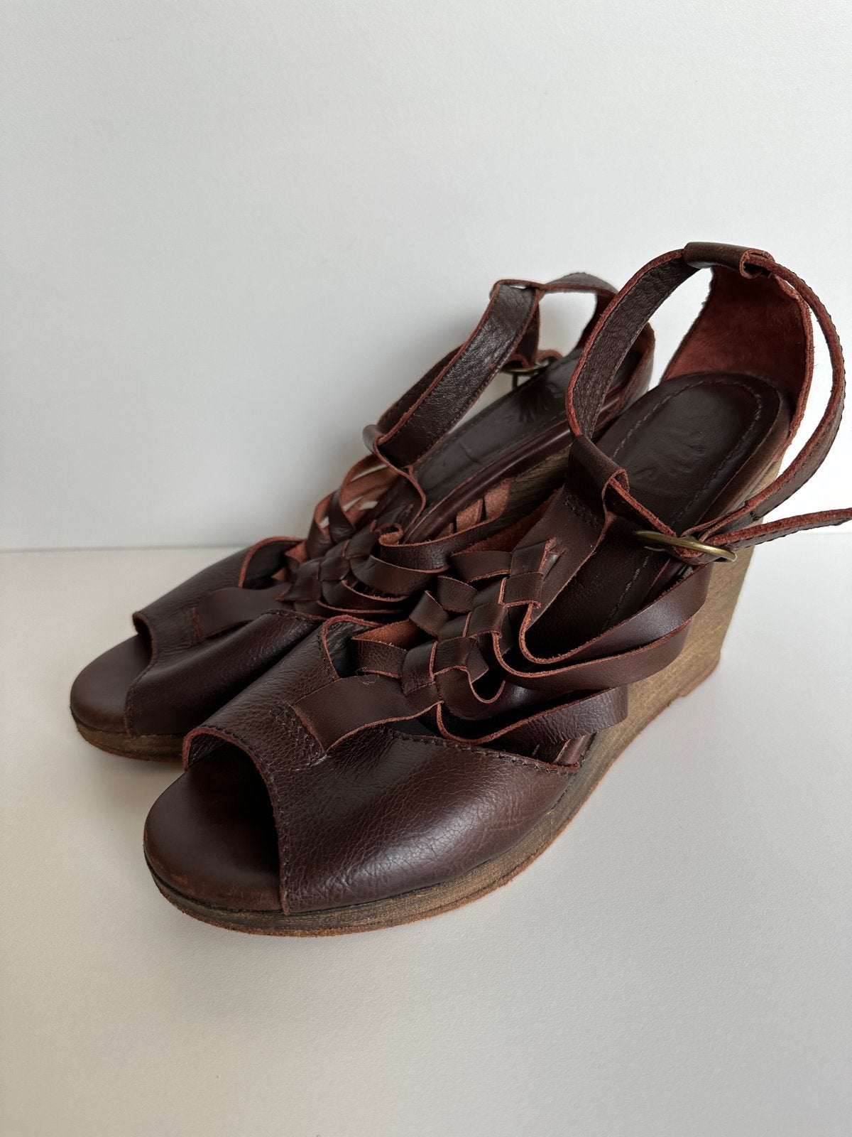 IKKS Bruine leren sleehak sandalen, Kleding | Dames, Schoenen, Ophalen of Verzenden, Gedragen, Bruin, Sandalen of Muiltjes
