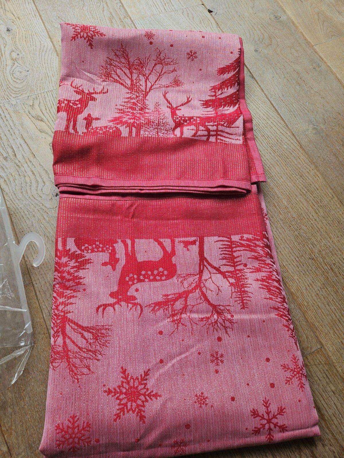 Kerst tafelkleed Rody 150x250cm rood - Nieuw, Ophalen of Verzenden, Zo goed als nieuw, Rood, Tafelkleed