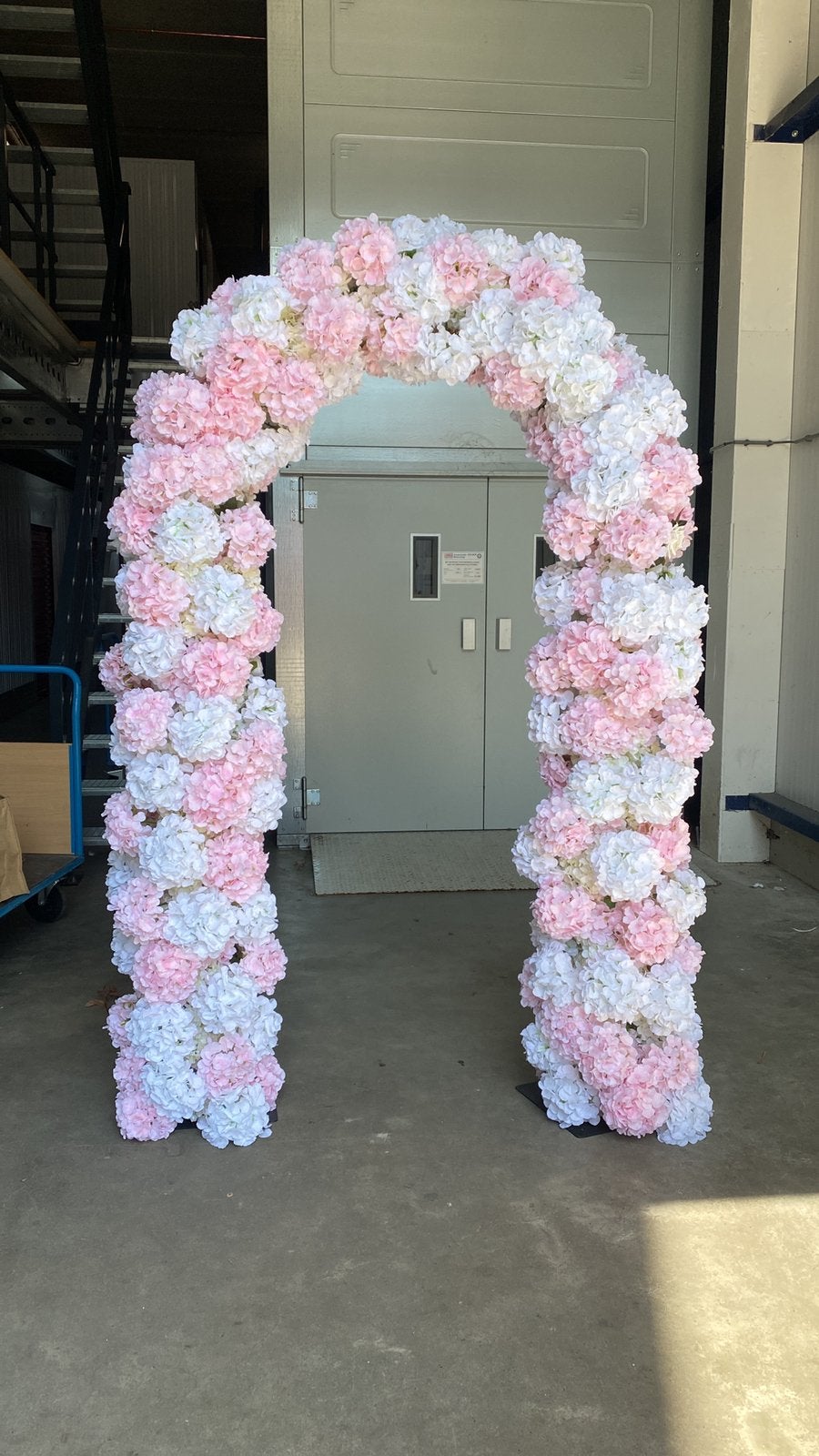 Trouwboog met bloemen huren | Roze wit Wedding, Ophalen, Zo goed als nieuw, Geboorte of Huwelijk