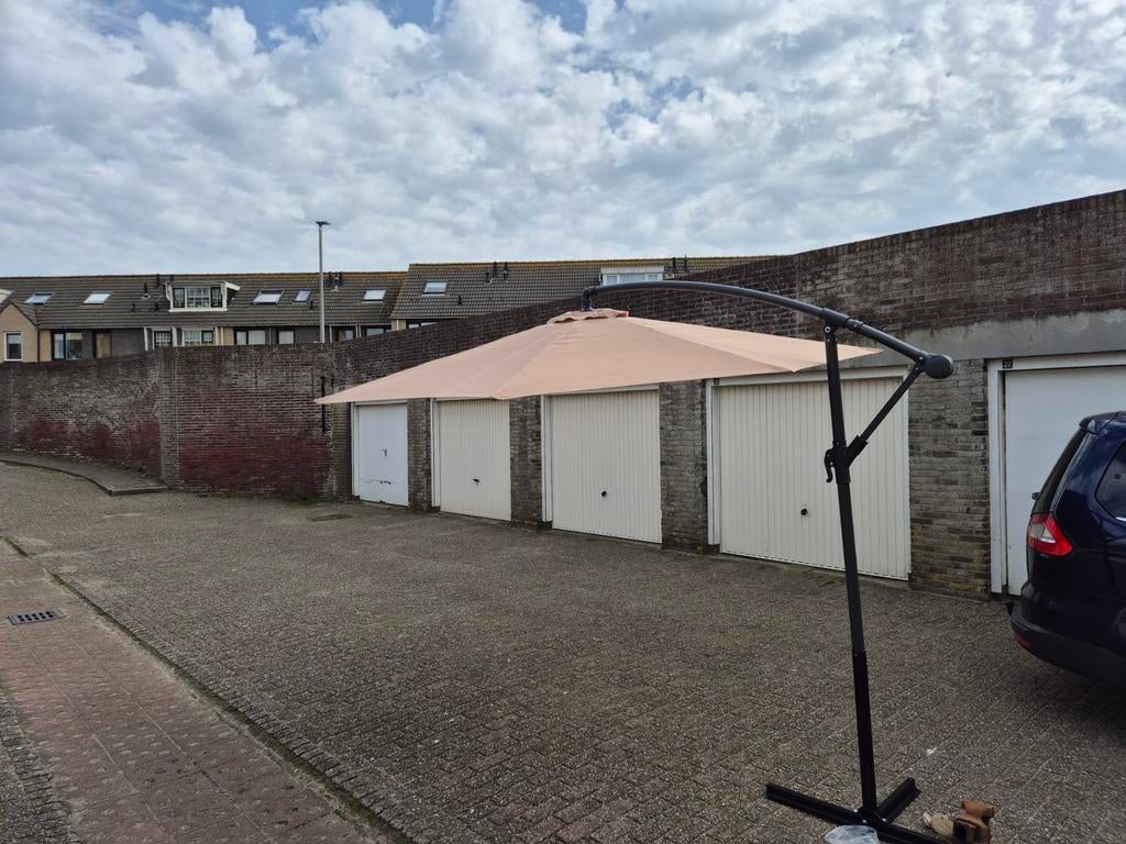 Zweefparasol beige 3 meter - Nieuwstaat, Tuin en Terras, Parasols, Ophalen of Verzenden, Zo goed als nieuw, 2 tot 3 meter, Zweefparasol