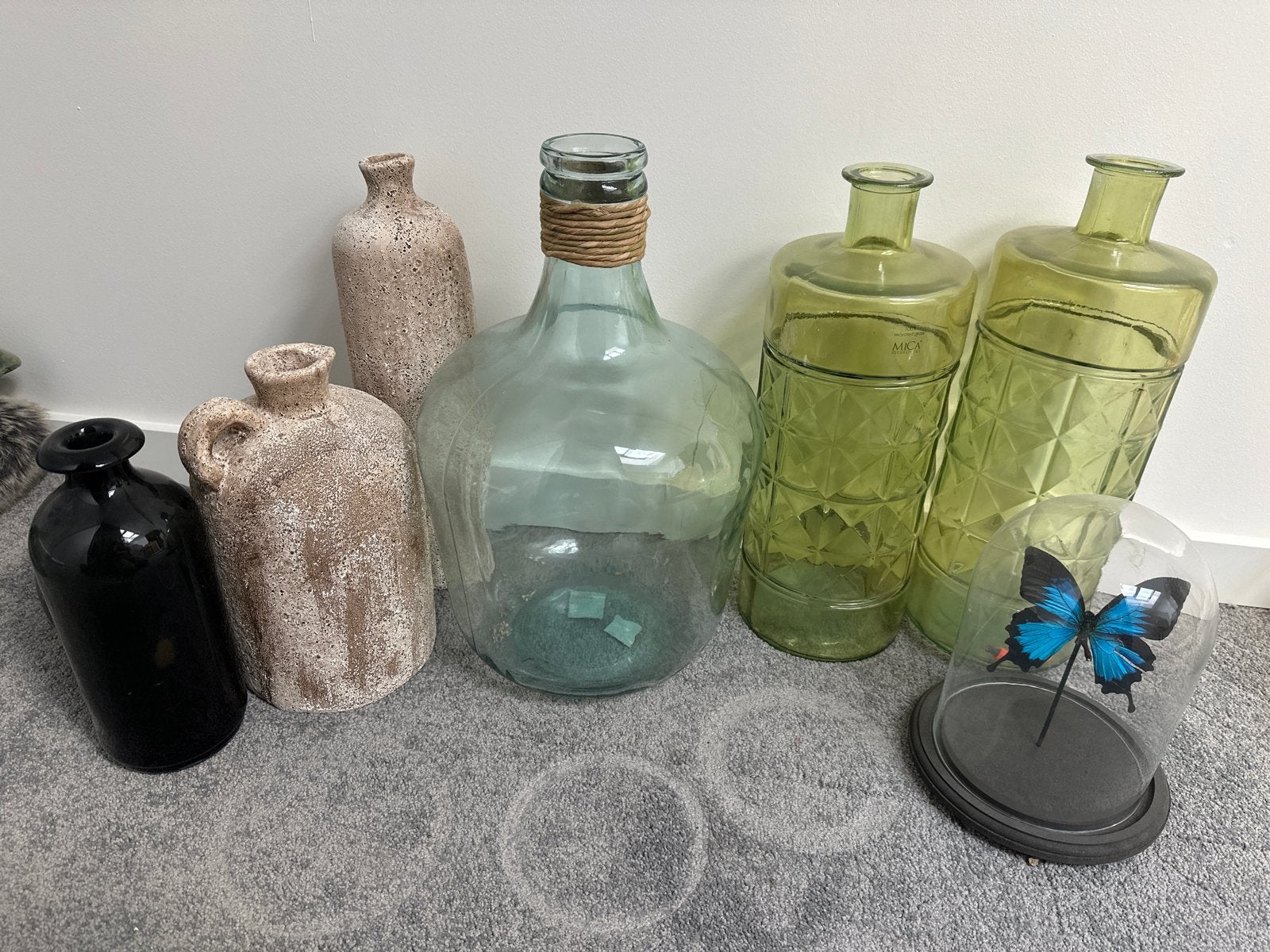Decoratieve vazen en vlinder onder stolp, Ophalen