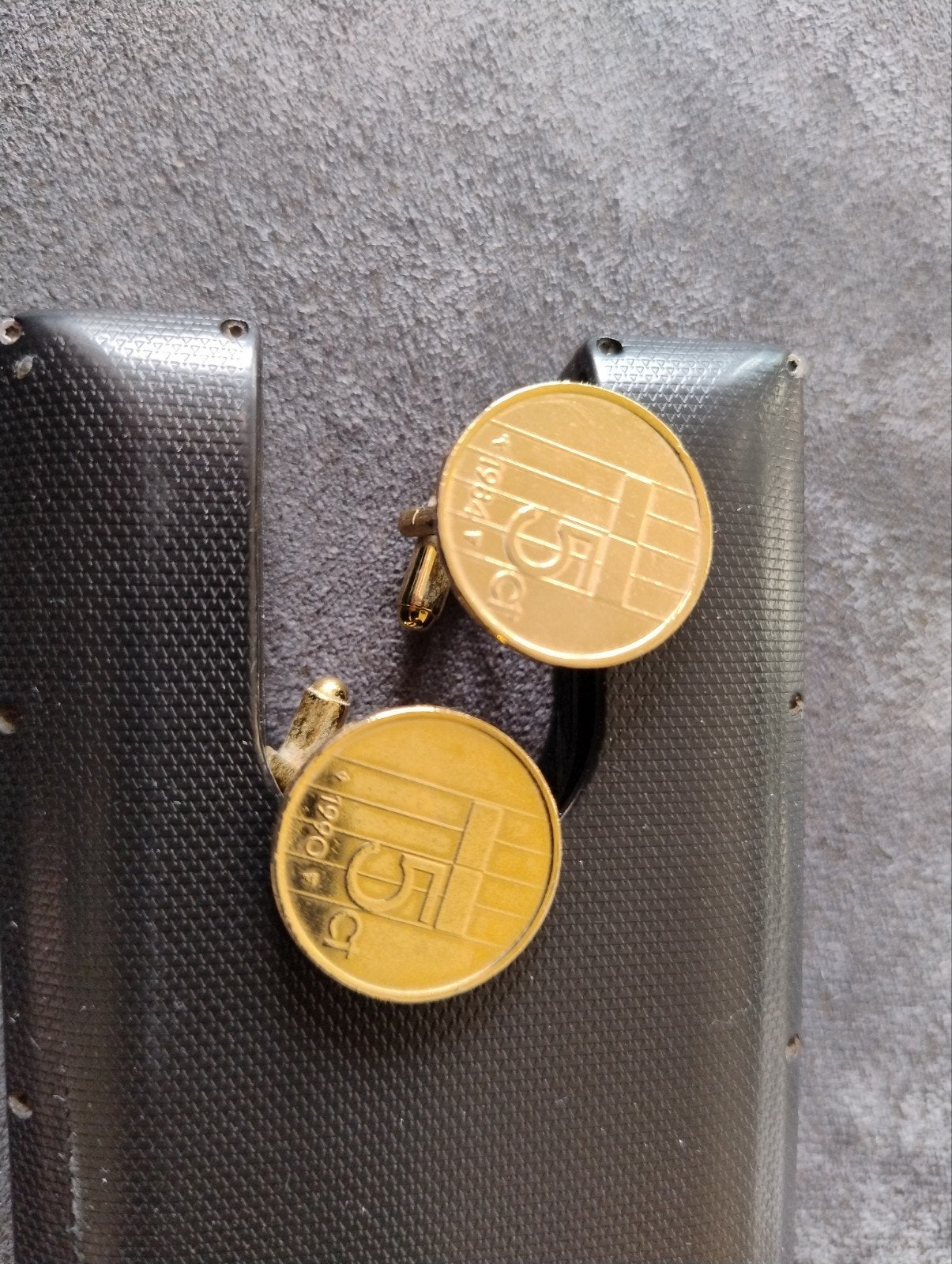 Manchetknopen met 5 cent munt, Ophalen