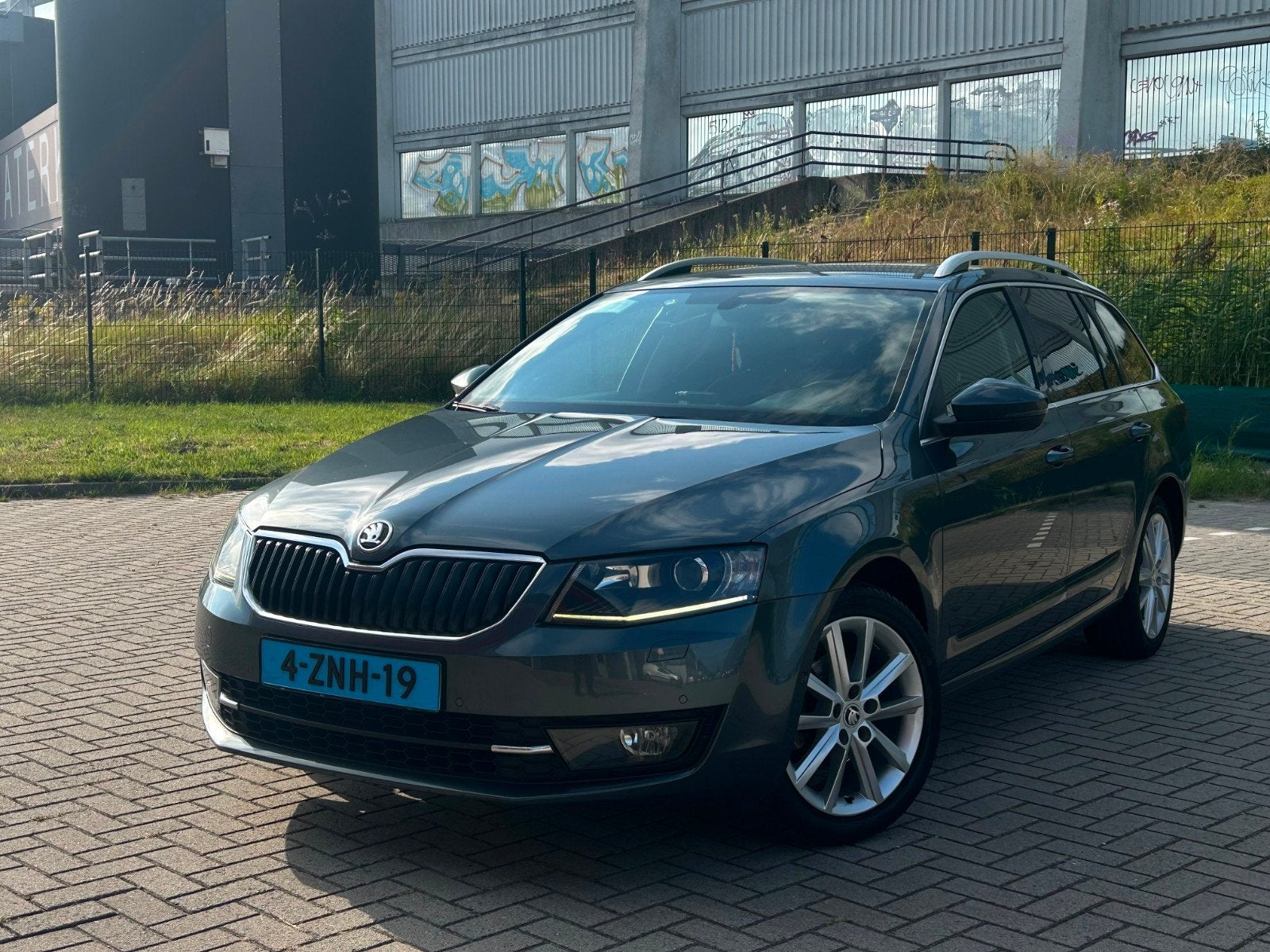 Skoda Octavia 1.6 TDI 77KW Combi Dsg-7 2015 Grijs, Auto's, Euro 5, Zwart, 4 cilinders, Origineel Nederlands