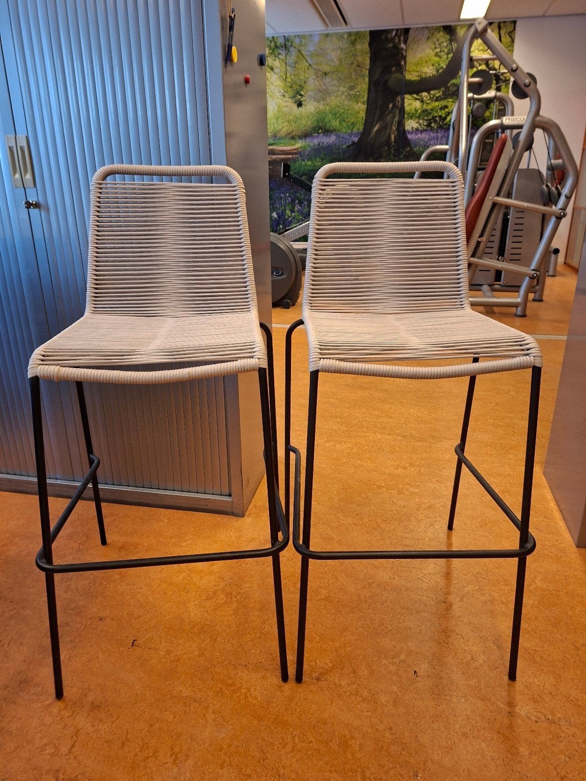 Set van 2 moderne barkrukken met gevlochten zitting, Huis en Inrichting, Ophalen, Zo goed als nieuw, 90 cm of meer, Metaal