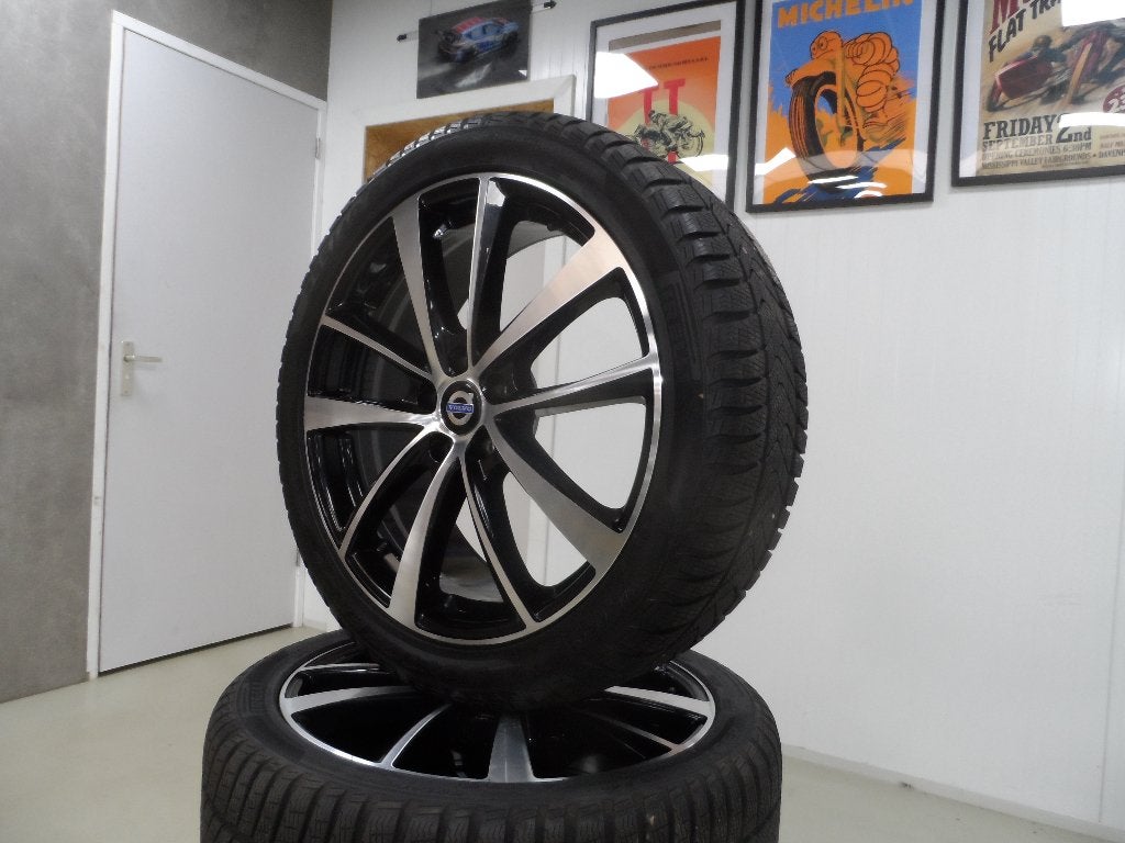 19 inch Volvo V60 / S60 winterbanden set in zeer goede staat, Auto-onderdelen, 19 inch, Gebruikt, Banden en Velgen, 235 mm