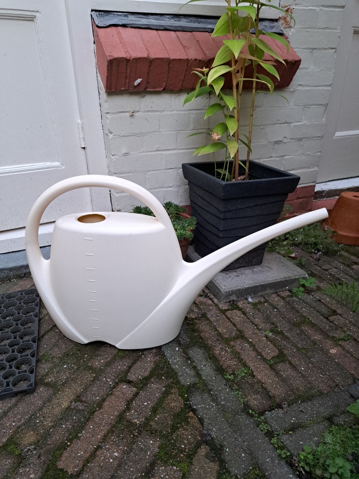 Grote 10,5 liter crèmekleurige gieter voor tuin en planten, Tuin en Terras, Ophalen of Verzenden, Gebruikt, Kunststof