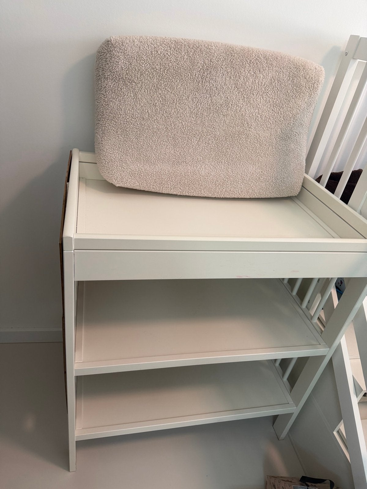 Witte commode met 2 planken - Zo goed als nieuw, Ophalen, 50 tot 70 cm, Zo goed als nieuw, 75 tot 100 cm