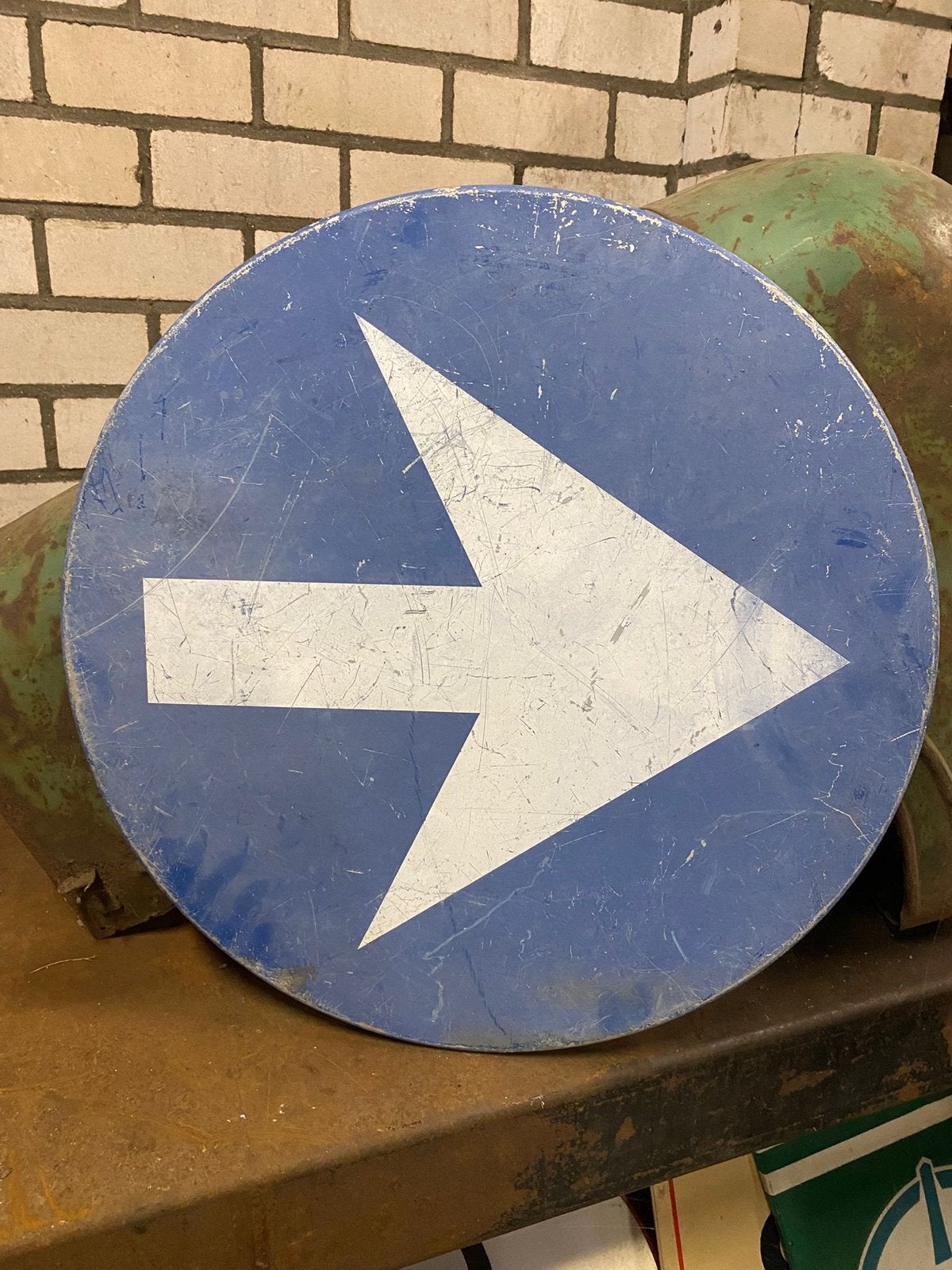 Verkeersbord pijl oud van aluminium doorsnee 60cm, Verzamelen, Ophalen
