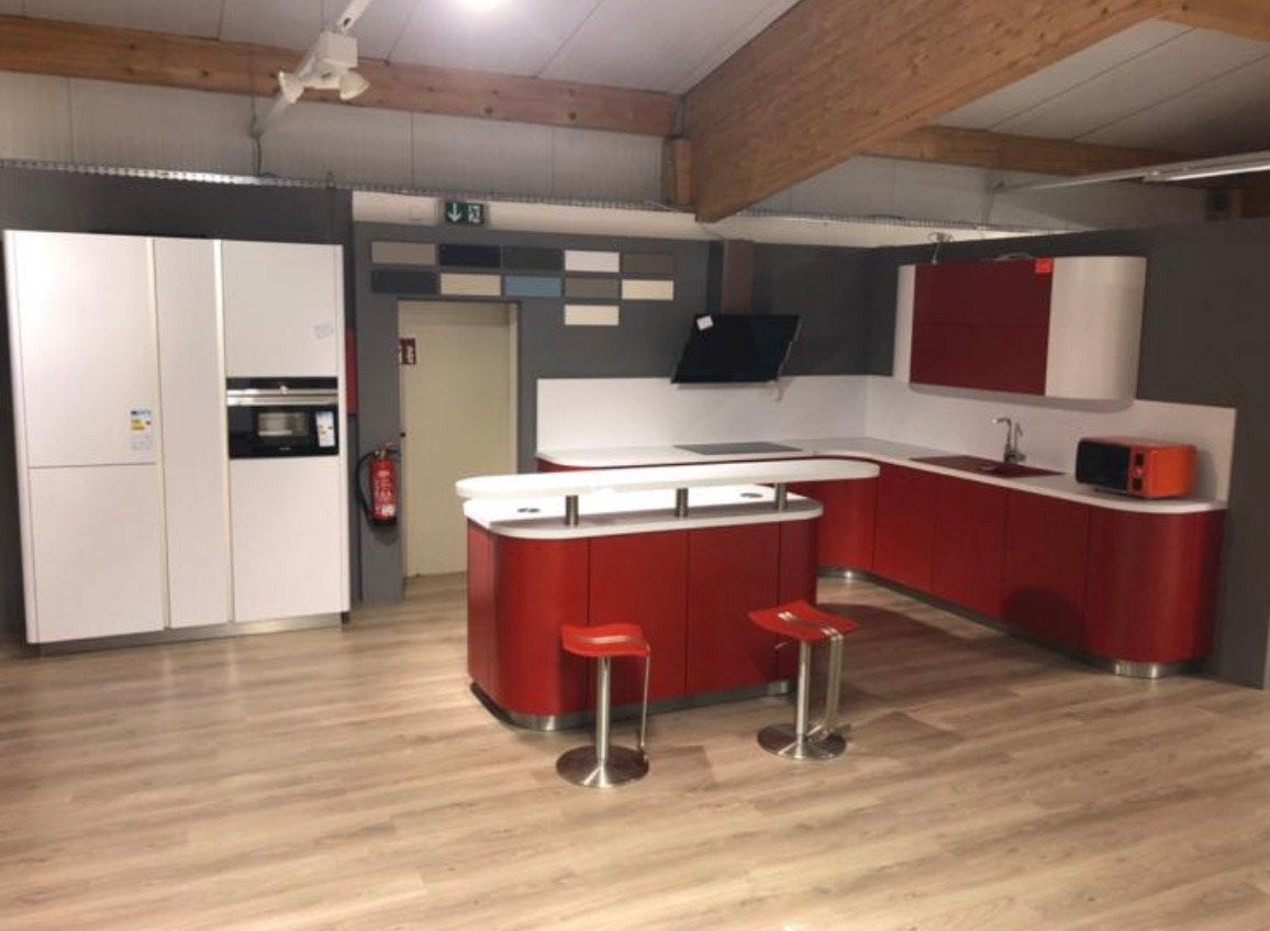 Foto 5 van Showroom keuken Beckerman mat rood en wit