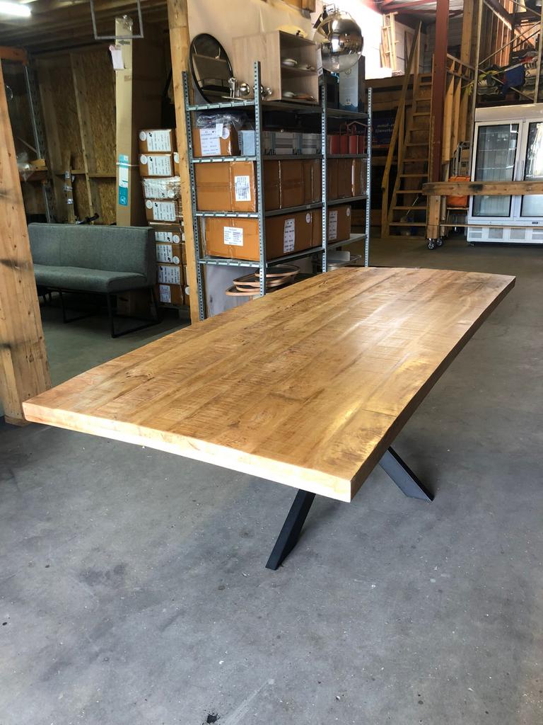 Grote mangohouten eettafel met industrieel matrix onderstel., Ophalen, Gebruikt, 100 tot 150 cm, 200 cm of meer