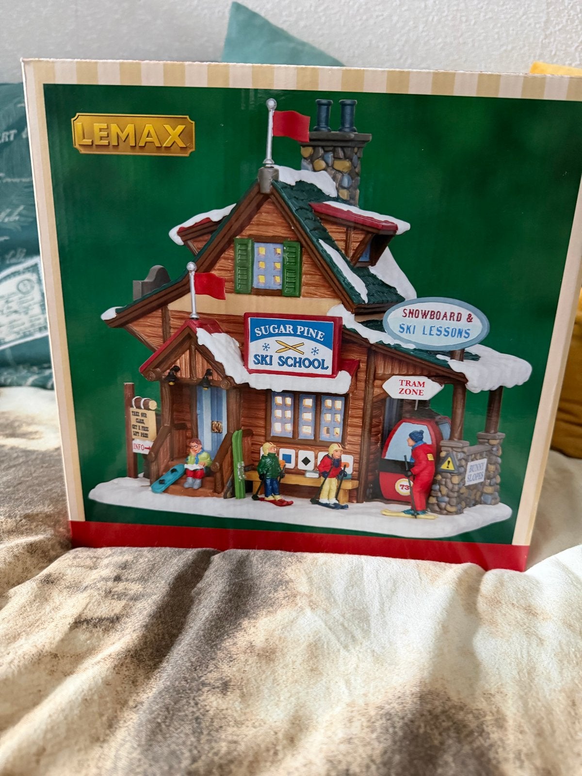Lemax Sugar Pine Ski School – Nieuw in doos – Kerstdorp, Ophalen of Verzenden, Nieuw