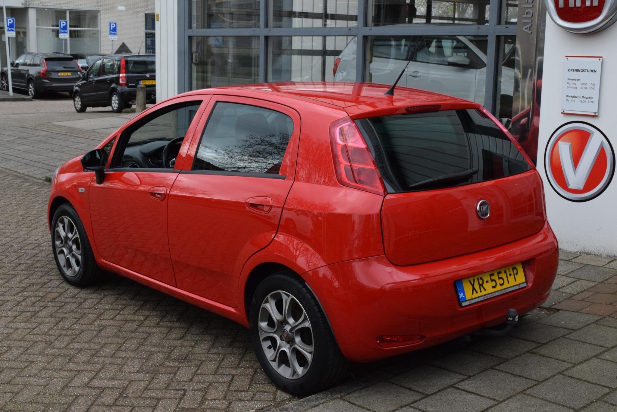 Fiat Punto 100pk Sempre|OrigNL|1e eig.|Dealero.h.|Trekhaak, Auto's, Voorwielaandrijving, Gebruikt, Euro 6, 49 €/maand