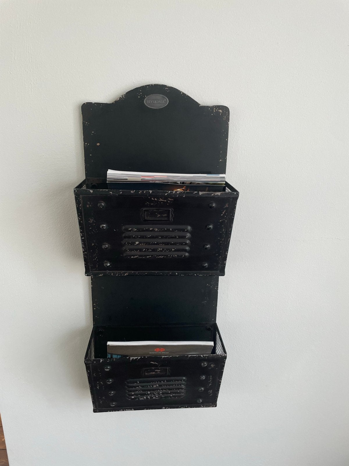 Vintage Zwarte Metalen Wand Krantenbak/Lectuurbak, Ophalen, Meerdere vakken, Gebruikt, Metaal