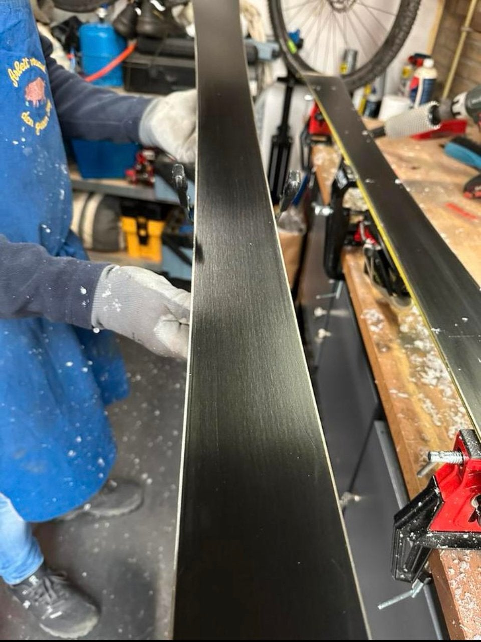 Ski en snowboard onderhoud waxen en slijpen, Ophalen, Ski's