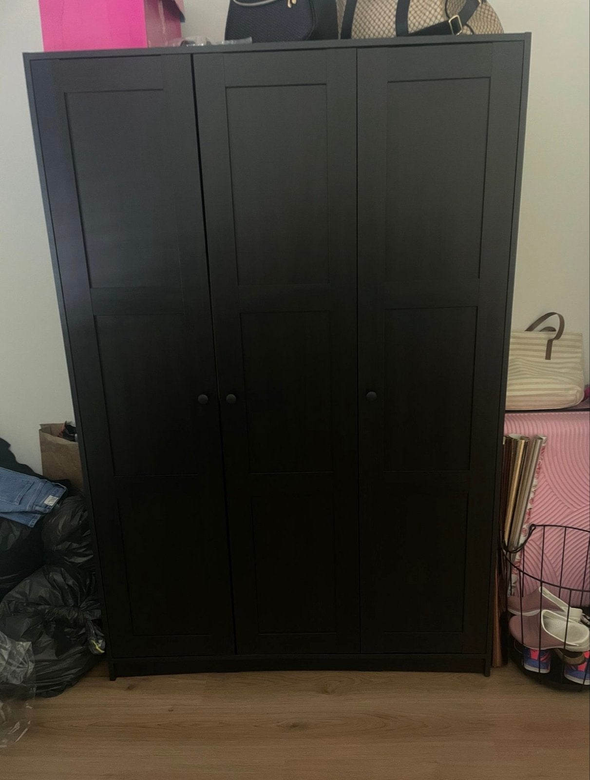 Zwarte kledingkast met 3 deuren en hangruimte, Huis en Inrichting, Ophalen, Gebruikt, 100 tot 150 cm, 150 tot 200 cm