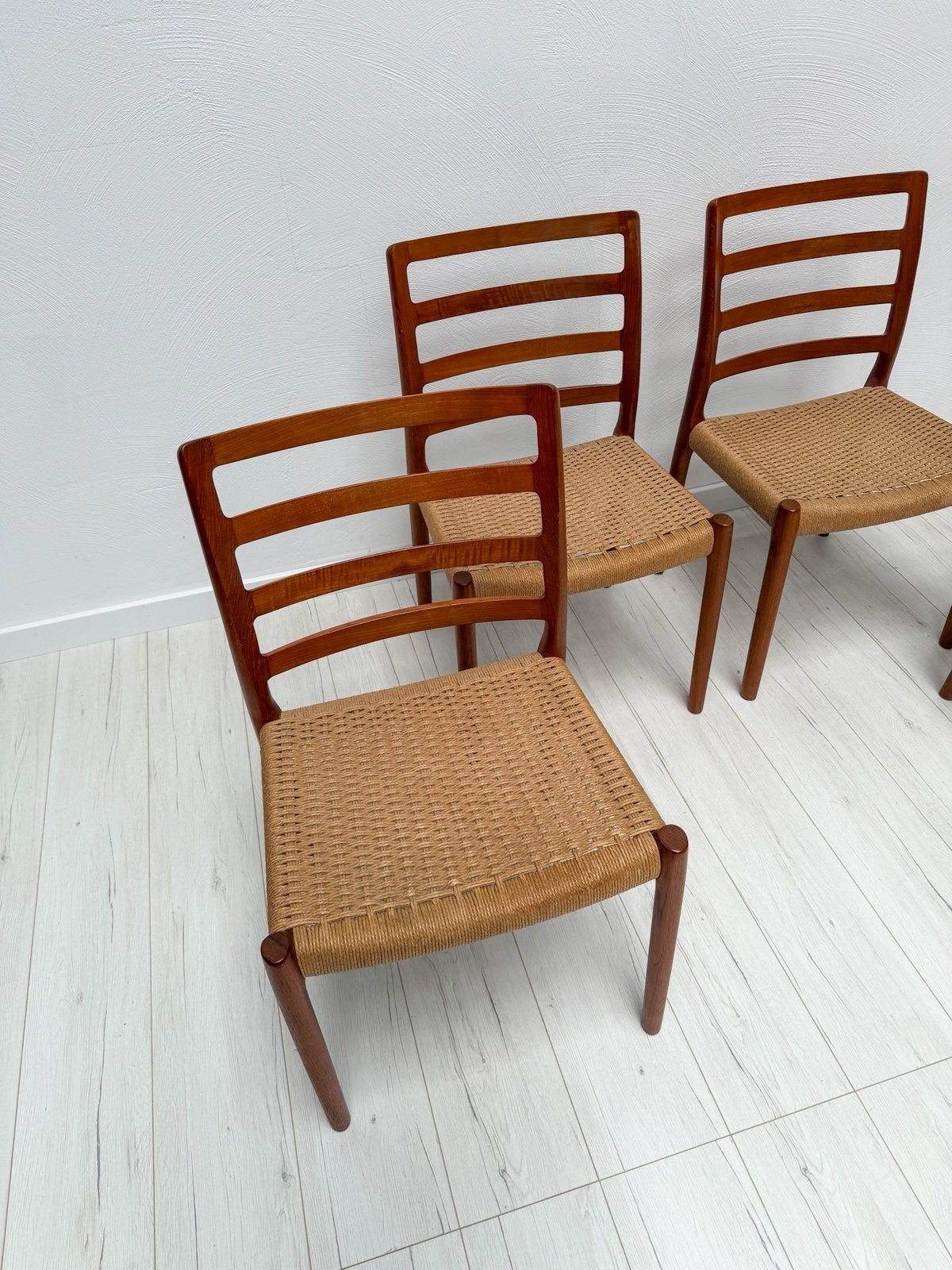 4 Vintage Deense Teak Eetkamerstoelen Niels O. Møller No. 85, Huis en Inrichting, Stoelen, Bruin, Zo goed als nieuw, Vier, Hout
