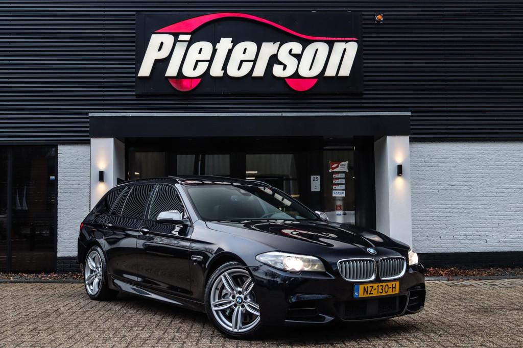 BMW 5-serie Touring M550xd LCI DEALER OH PANO ACC 360 H&K, Auto's, BMW, Automaat, Gebruikt, 2993 cc, Zwart
