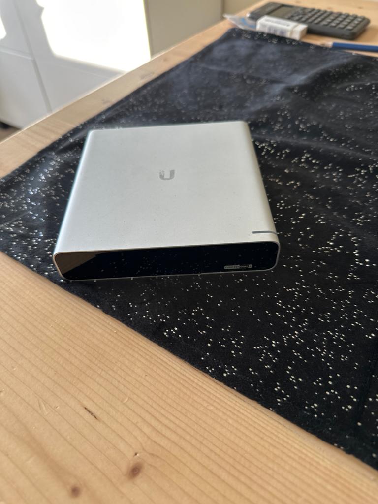 Unifi CloudKey G2 Plus - Nette staat, 1 TB HDD, Ophalen of Verzenden, Zo goed als nieuw