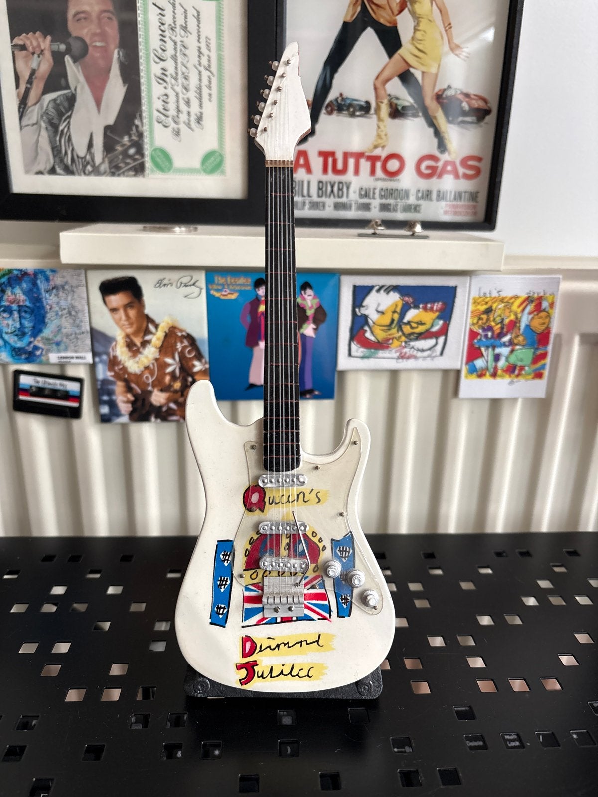 Miniatuur Queen gitaar - Queen Elizabeth Jubileum, Ophalen of Verzenden, Gebruikt