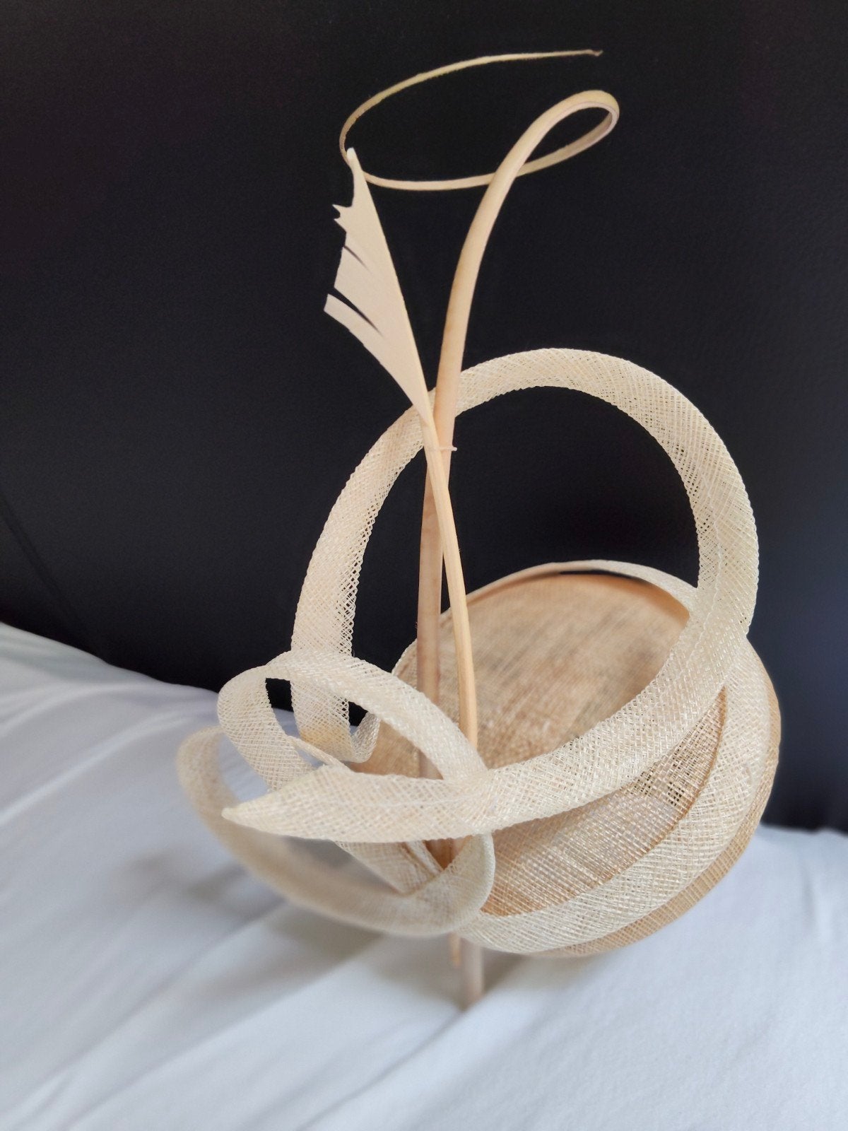 Prachtige fascinator, Kleding | Dames, Hoeden en Petten, Maddox, Ophalen of Verzenden, Zo goed als nieuw, One size fits all