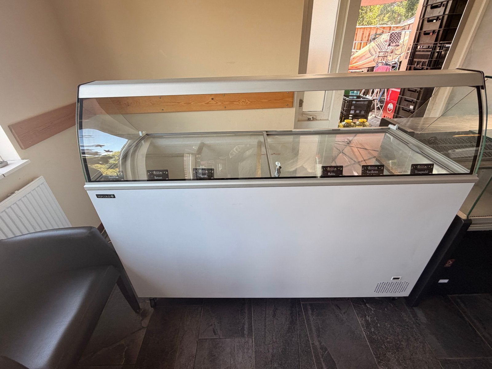 Professionele ijsvitrine met vriesvak - Zo goed als nieuw, 200 liter of meer, 60 cm of meer, Zo goed als nieuw, Met vriesvak