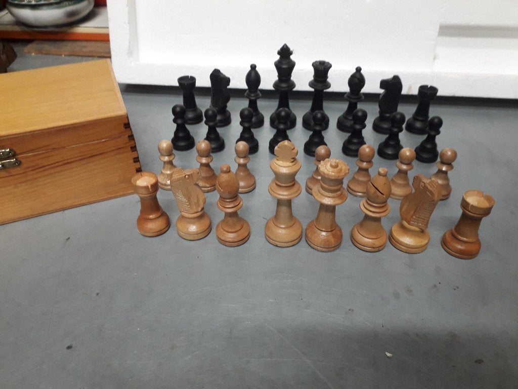 VINTAGE HOUTEN SCHAAKSTUKKEN met DOOS HOOG 9 CM voor 12,50 E, Ophalen of Verzenden, Zo goed als nieuw