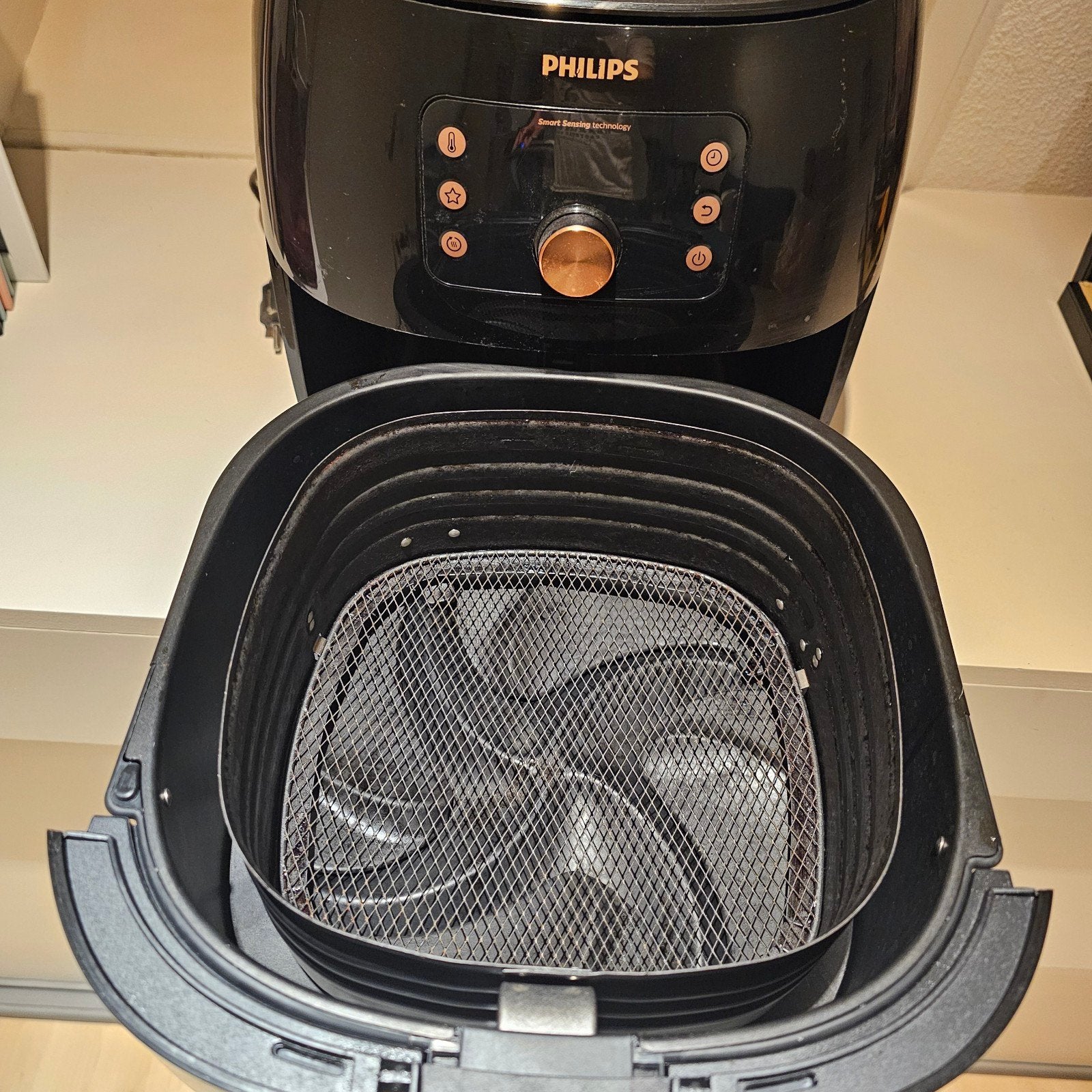 Foto 3 van Philips Airfryer XXL - Zwart met koperen accenten