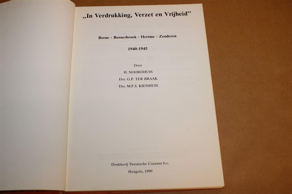 In Verdrukking, Verzet en Vrijheid — Borne WOII, Ophalen of Verzenden, Gelezen
