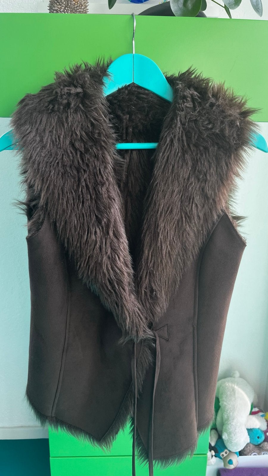 Donkerbruin suède gilet met bontkraag en voering, Ophalen of Verzenden, Gedragen, Maat 42/44 (L), Bruin