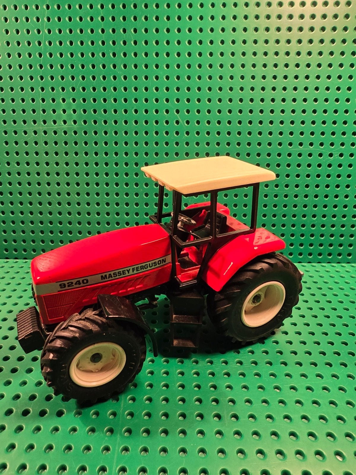Siku Massey Ferguson 9240 Speelgoed Tractor, Kinderen en Baby's, Ophalen of Verzenden, Zo goed als nieuw