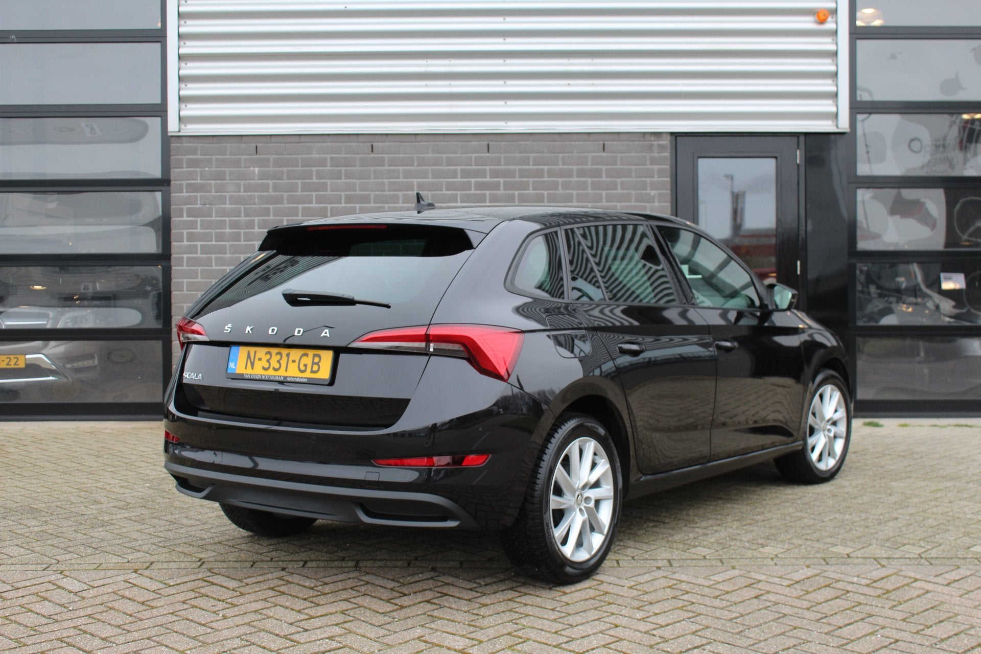 Skoda Scala 1.0 TSI Sport Business / Virtual / Stoelverwarmi, Gebruikt, Met garantie (alle), 610 kg, Origineel Nederlands