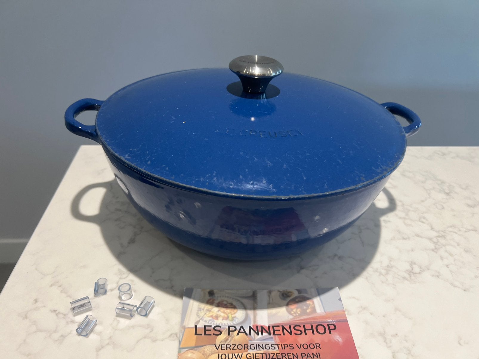 Le Creuset Tradition Harmonic Blue 32 cm in gebruikte staat, Gebruikt, Met handvatten, Le Creuset, Ophalen of Verzenden