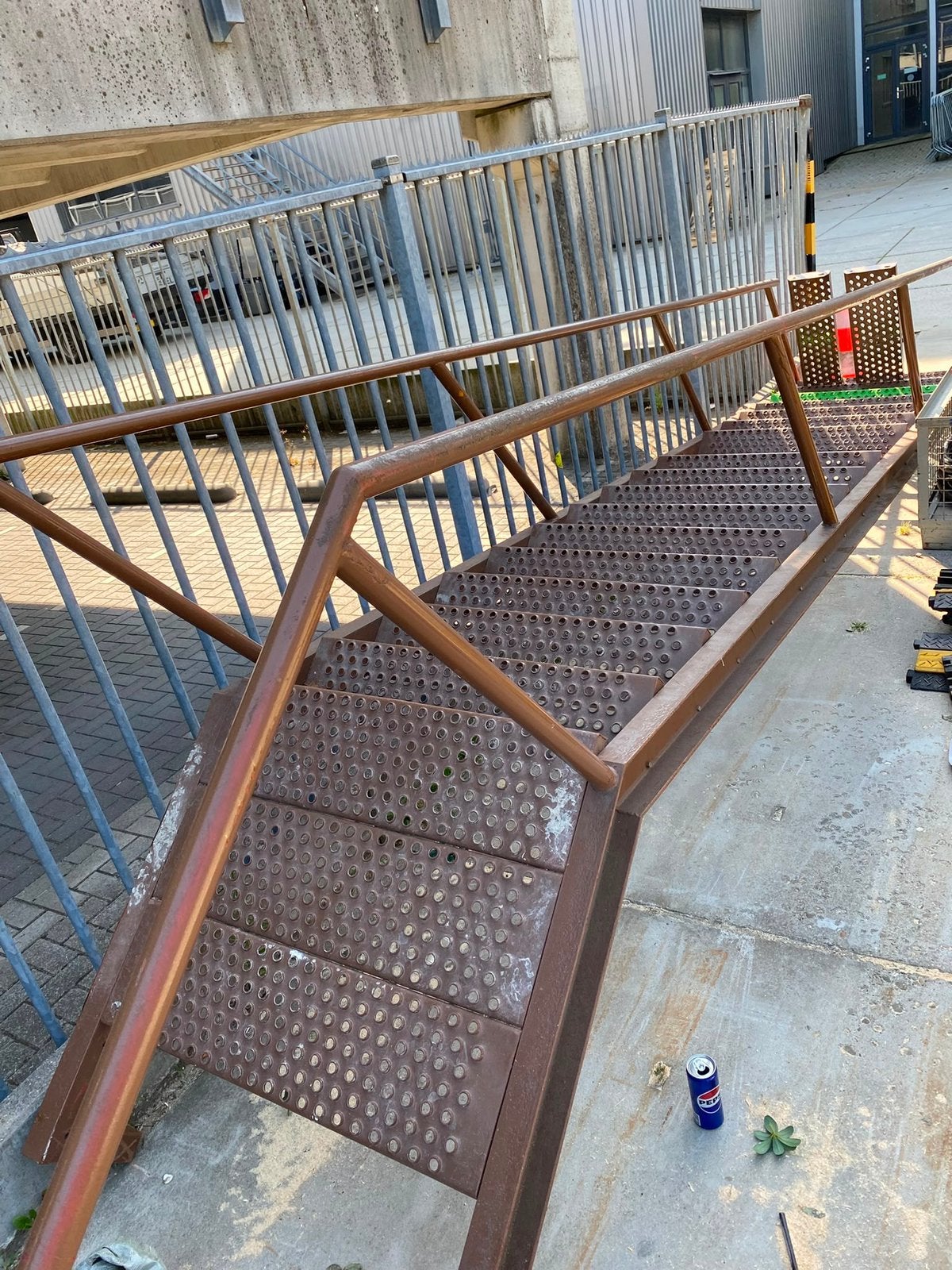 Stevige ijzeren trap met leuningen, Doe-het-zelf en Verbouw, Ladders en Trappen, Ophalen of Verzenden, Gebruikt, Trap, 2 tot 4 meter