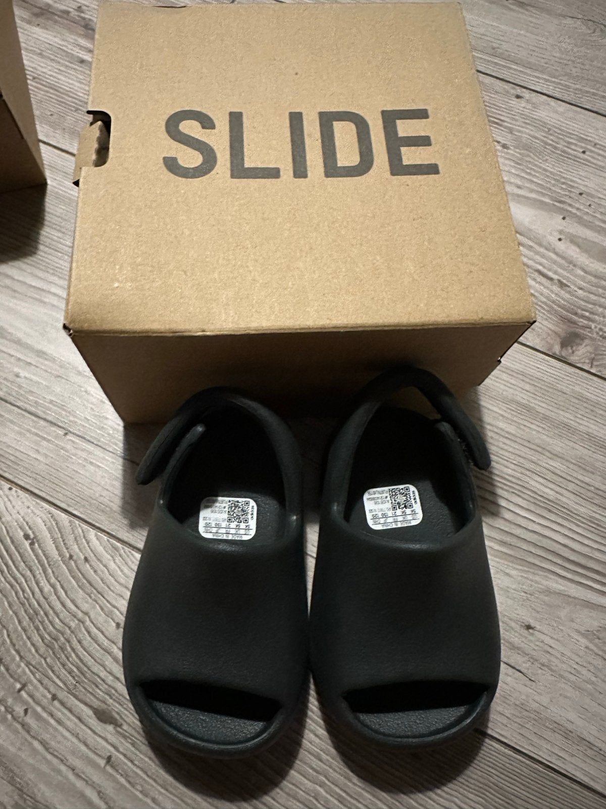 Adidas Yeezy Dark Onyx Slide Infant Sandalen - Maat 21, Ophalen of Verzenden, Nieuw, Jongetje of Meisje