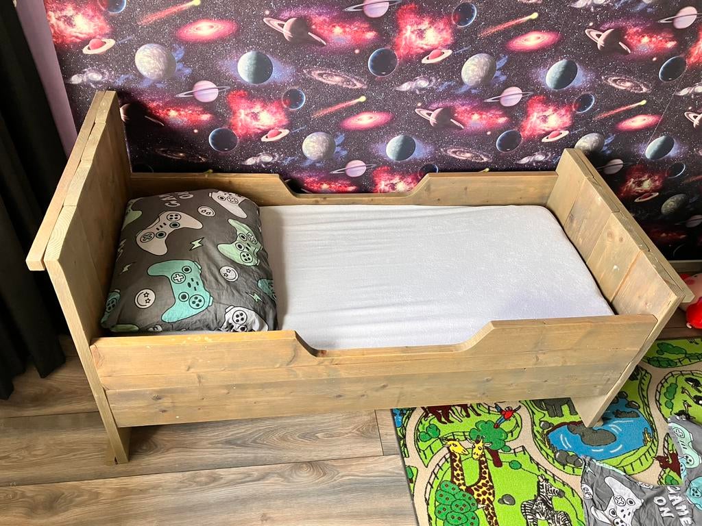 Peuter bed. 70/150cm. Met lattebodem., Kinderen en Baby's, Kinderkamer | Bedden, Gebruikt, 70 tot 85 cm, 140 tot 160 cm, Ophalen